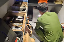 Khám xét nhà Ngân 98, thu giữ 80 sổ đỏ, hơn 8.000 USD