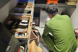 Khám xét nhà Ngân 98, thu giữ 80 sổ đỏ, hơn 8.000 USD
