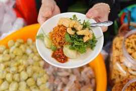 Có gì ở hàng bánh lọc Huế 15.000 đồng khiến thực khách 'mê đắm'?