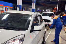 Giá xăng RON95-III giảm về mức dưới 20.000 đồng/lít