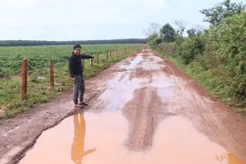 Dân làng Phăm Ó mong mỏi con đường bê tông