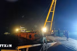 Vụ lật tàu du lịch trên vịnh Hạ Long: Nỗ lực tìm kiếm nạn nhân xuyên đêm