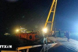 Vụ lật tàu du lịch trên vịnh Hạ Long: Nỗ lực tìm kiếm nạn nhân xuyên đêm