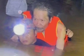 Mưa lũ miền Trung làm 8 người chết và mất tích, hơn 100.000 ngôi nhà ngập lụt