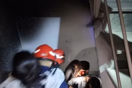 Giải cứu 7 người mắc kẹt trong vụ cháy nhà trọ ở Hà Nội