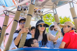Du khách trải nghiệm khinh khí cầu ở Buôn Đôn