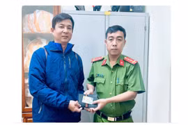 Ngày Tết nhặt được ví tiền, chàng trai đem tới công an tìm người trả lại