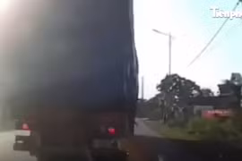 Đâm trực diện ôtô chạy ngược chiều do cố vượt container