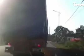 Đâm trực diện ôtô chạy ngược chiều do cố vượt container