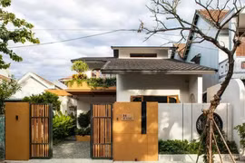 Nhà trên diện tích 220m2 với sân vườn, vườn rau ngay trong sân