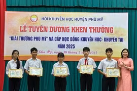 Tiếp sức học sinh nghèo, hiếu học Bình Định đến trường