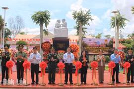 Bí thư Tỉnh ủy Đắk Lắk và Bí thư Tỉnh ủy Phú Yên dự Lễ khánh thành Tượng đài “Bác Hồ với chiến sĩ Biên phòng”