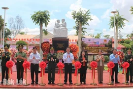 Bí thư Tỉnh ủy Đắk Lắk và Bí thư Tỉnh ủy Phú Yên dự Lễ khánh thành Tượng đài “Bác Hồ với chiến sĩ Biên phòng”