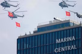 Máy bay chiến đấu, trực thăng kéo cờ Tổ quốc hợp luyện bay trên bầu trời TP HCM