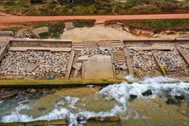 Bình Định: Cận cảnh kè chống xói lở 80 tỉ đồng bị sóng đánh tan nát