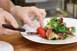 Bị phạt đến 3 triệu đồng nếu không cắt ngắn móng tay khi tiếp xúc thực phẩm chín