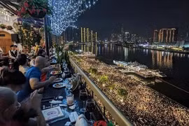 Những khách sạn có view 'đỉnh nóc' xem bắn pháo hoa, diễu binh, diễu hành