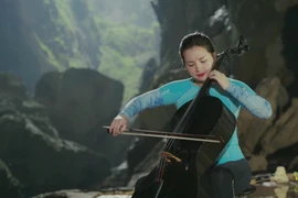 Nghệ sĩ Hà Miên chơi cello tại hang động Sơn Đoòng