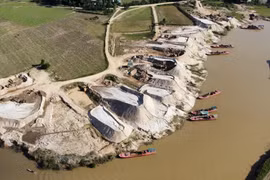 Tây Nguyên: Dự án xây dựng gặp khó vì thiếu cát