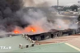 TP Hồ Chí Minh: Cháy lớn ở xưởng gỗ giữa khu dân cư, thiêu rụi 1.700m2 nhà kho