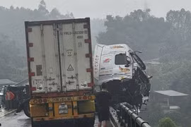 Tông đổ lan can cao tốc, xe đầu kéo treo lơ lửng trên cầu, tài xế mắc kẹt