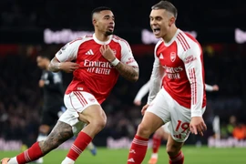Arsenal thắng '4 sao' trước Aston Villa, vô địch lượt đi Ngoại hạng