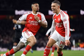 Arsenal thắng '4 sao' trước Aston Villa, vô địch lượt đi Ngoại hạng