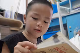 Sửng sốt với cậu bé 4 tuổi rưỡi 'nói tiếng Anh như gió', trí nhớ cực đỉnh