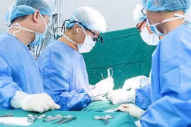 Đắp lá uống thuốc gia truyền trị bướu, ai ngờ bướu thòng xuống cổ, bít đường thở