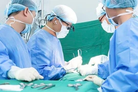 Đắp lá uống thuốc gia truyền trị bướu, ai ngờ bướu thòng xuống cổ, bít đường thở
