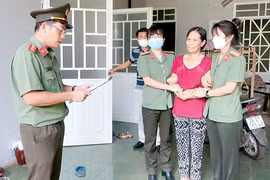 Cán bộ Phòng An ninh điều tra đọc lệnh bắt giữ đối tượng Phan Thị Thảo tham gia tổ chức phản động “Chính phủ quốc gia Việt Nam lâm thời”. Ảnh: ĐVCC