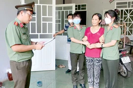 Cán bộ Phòng An ninh điều tra đọc lệnh bắt giữ đối tượng Phan Thị Thảo tham gia tổ chức phản động “Chính phủ quốc gia Việt Nam lâm thời”. Ảnh: ĐVCC