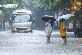 Mưa xối xả nhiều giờ, 10 tỉnh nguy cơ sạt lở cao, cảnh báo có lũ