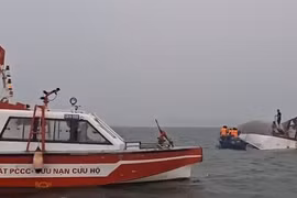Đắm tàu du lịch chở 53 người trên vịnh Hạ Long: Cập nhật tình hình cứu hộ
