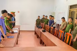 Bắt tạm giam 4 đối tượng chặn xe, đánh tài xế