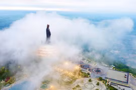 Khung cảnh ảo diệu trên đỉnh núi Bà sau mưa lớn