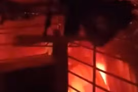 Cháy dữ dội cửa hàng bán đồ thể thao lúc nửa đêm