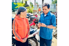 Cảnh giác chiêu trò tặng quà chụp ảnh lưu niệm