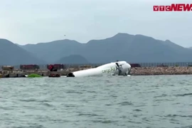 Nguyên nhân máy bay lao xuống biển gãy cánh ở Hong Kong