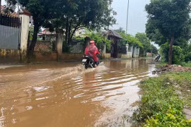 Dân khốn khổ vì đường ngập như… sông