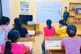 Thầy giáo “quân hàm xanh” thắp sáng con chữ vùng biên