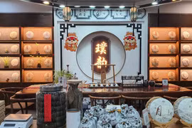 Nơi trà kể chuyện, người giữ hồn thời gian