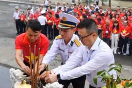 Hành trình 100 nhà báo đến với Trường Sa