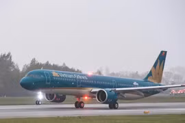 Hàng loạt chuyến bay bị hủy và bay chờ do ảnh hưởng của cơn bão số 1