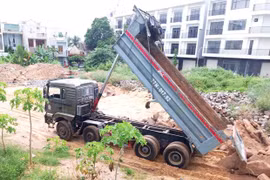 Bãi tập kết vật liệu giữa khu dân cư gây ô nhiễm