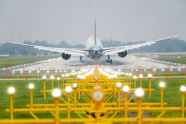 Máy bay sắp hạ cánh, phát hiện 3 chiếc diều bay gần đầu đường băng Nội Bài