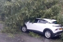 Đến lượt đèo Mimosa ở Đà Lạt sạt lở, người dân lưu thông cẩn trọng