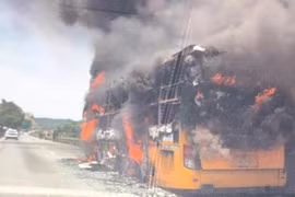 Xe khách 45 chỗ cháy ngùn ngụt trên cao tốc