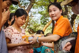 Nghĩa tình Việt Nam nơi tâm chấn động đất