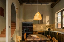 Nhà 'hang cá' 240m2 nổi bật với phong cách thô mộc và bảng màu cá tính